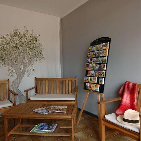 Hotel Le Lagon Рошфор-дю-Гар Екстериор снимка