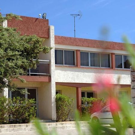 Hotel Le Lagon Рошфор-дю-Гар Екстериор снимка