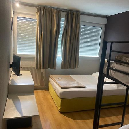 Hotel Le Lagon Рошфор-дю-Гар Екстериор снимка
