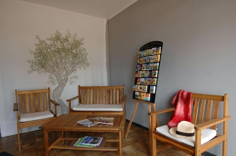 Hotel Le Lagon Рошфор-дю-Гар Екстериор снимка