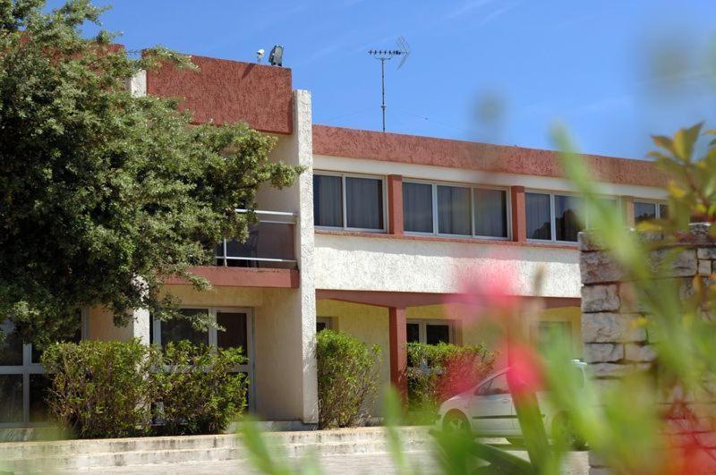 Hotel Le Lagon Рошфор-дю-Гар Екстериор снимка