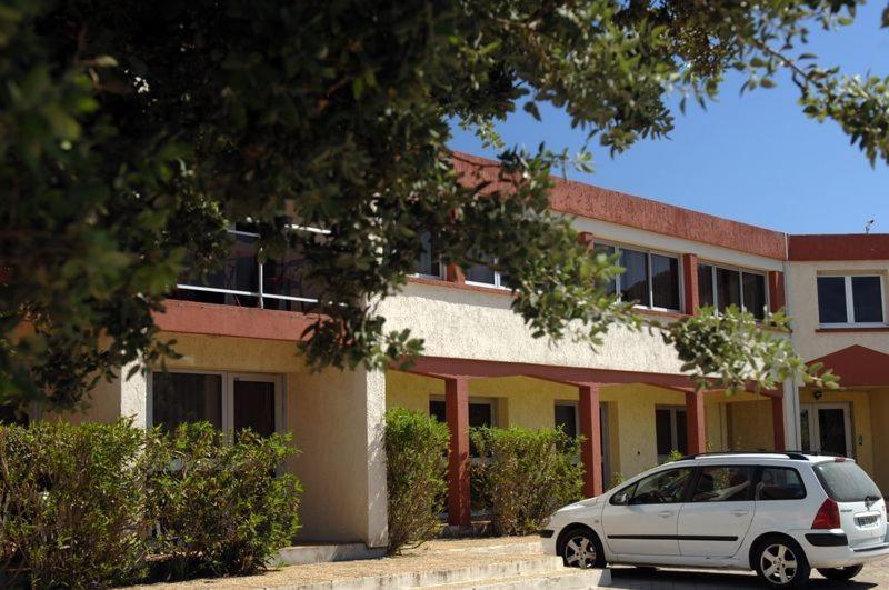 Hotel Le Lagon Рошфор-дю-Гар Екстериор снимка