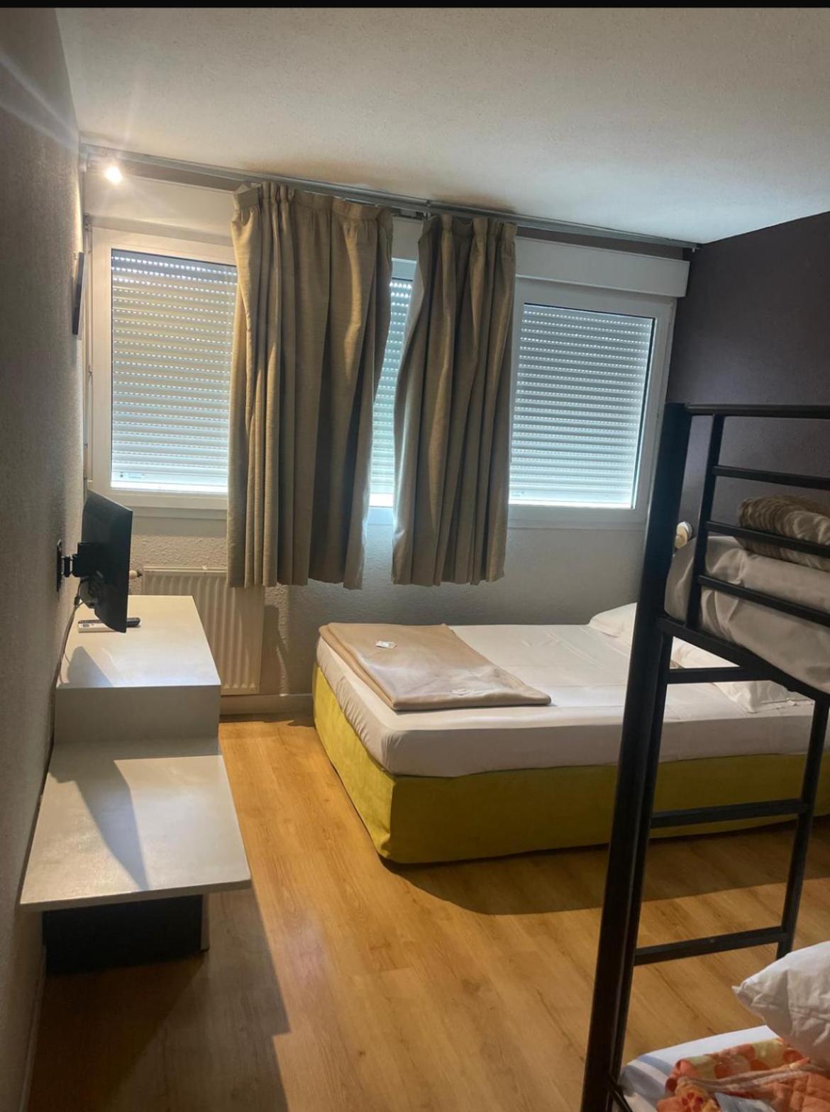 Hotel Le Lagon Рошфор-дю-Гар Екстериор снимка