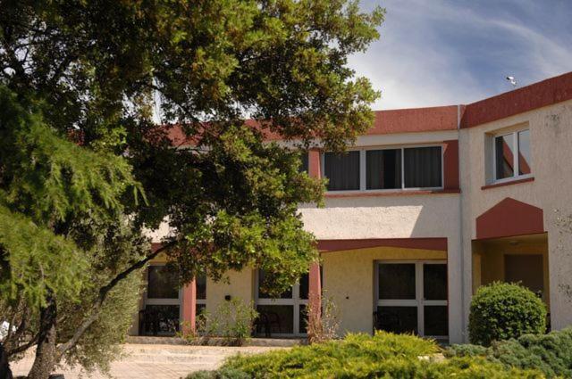 Hotel Le Lagon Рошфор-дю-Гар Екстериор снимка