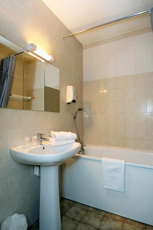 Hotel Le Lagon Рошфор-дю-Гар Екстериор снимка