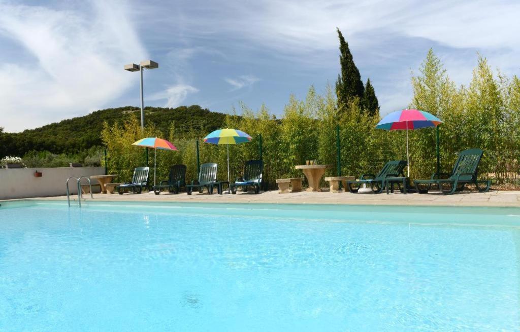 Hotel Le Lagon Рошфор-дю-Гар Екстериор снимка